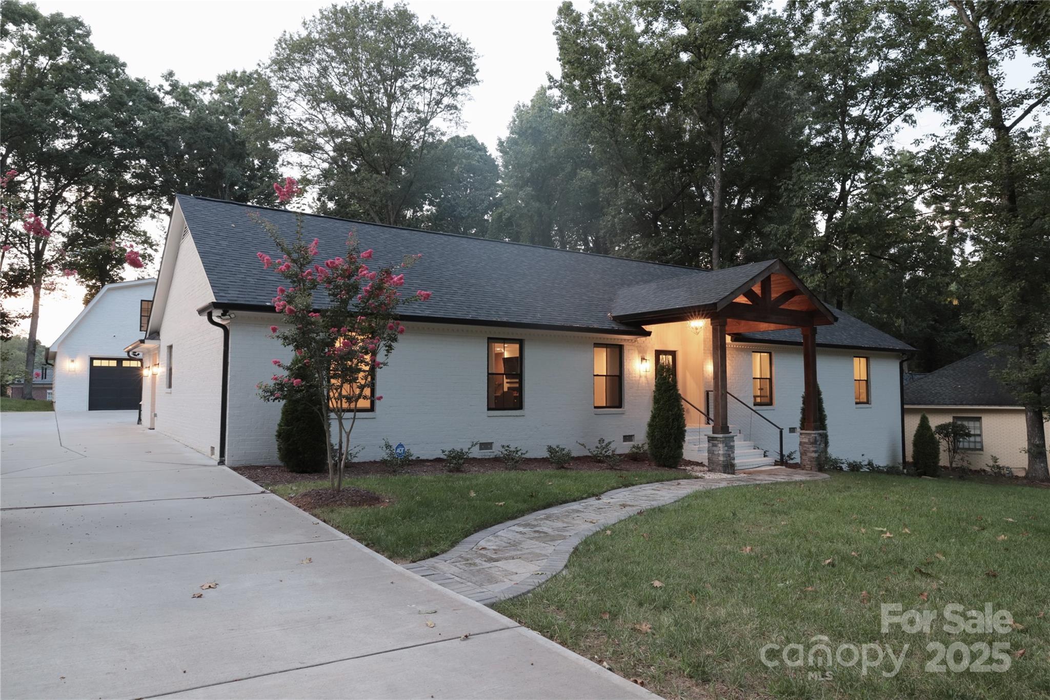 Photo of 1118 Crestbrook Drive, Charlotte, NC 28211