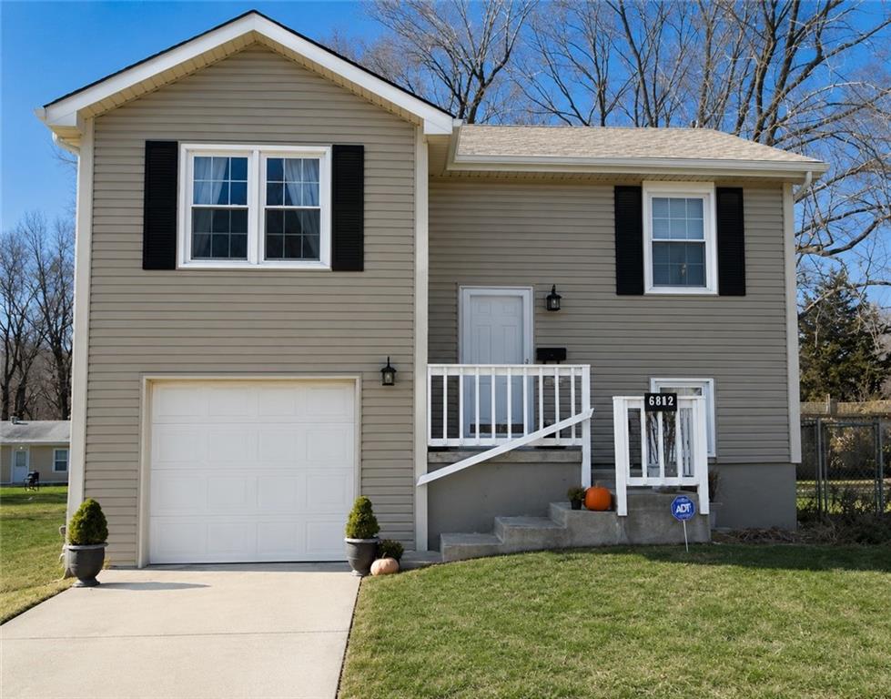 Photo of 418 N Prairie Street, Liberty, MO 64068