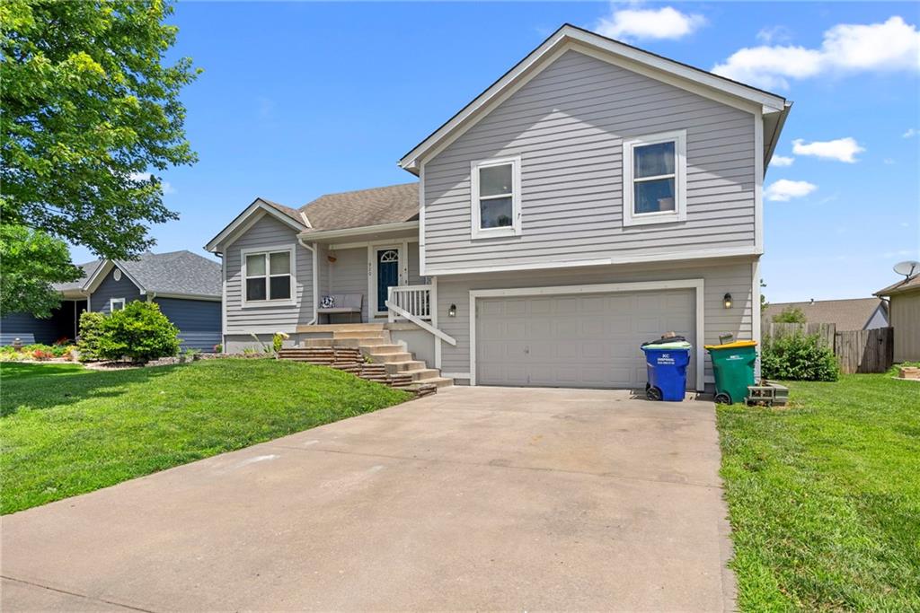 Photo of 920 PUMPKIN RIDGE Street, Gardner, KS 66030