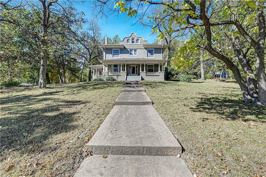 Photo of 221 W Front Street, Bonner Springs, KS 66012