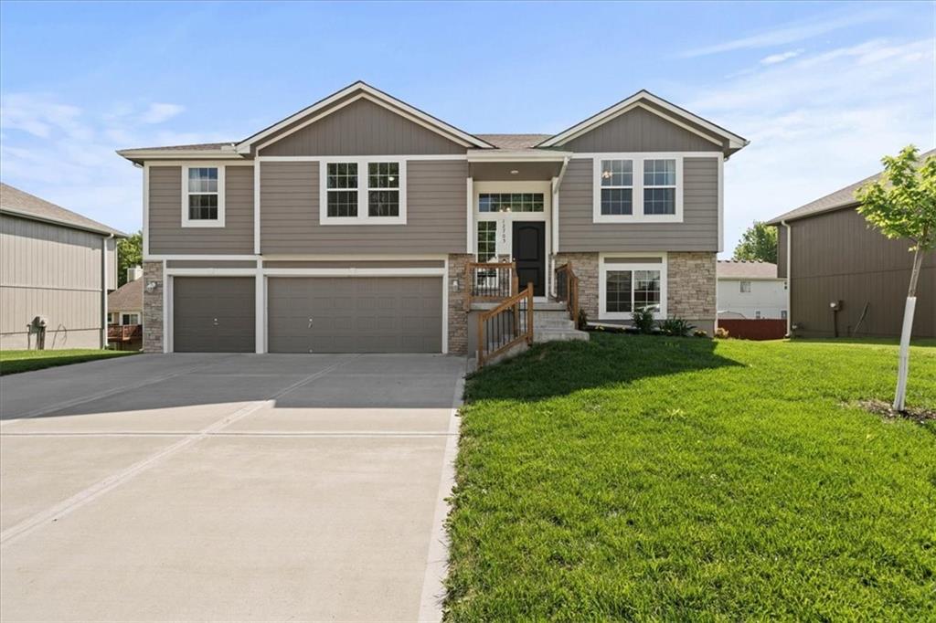 Photo of 12705 Applewood Drive, Grandview, MO 64030