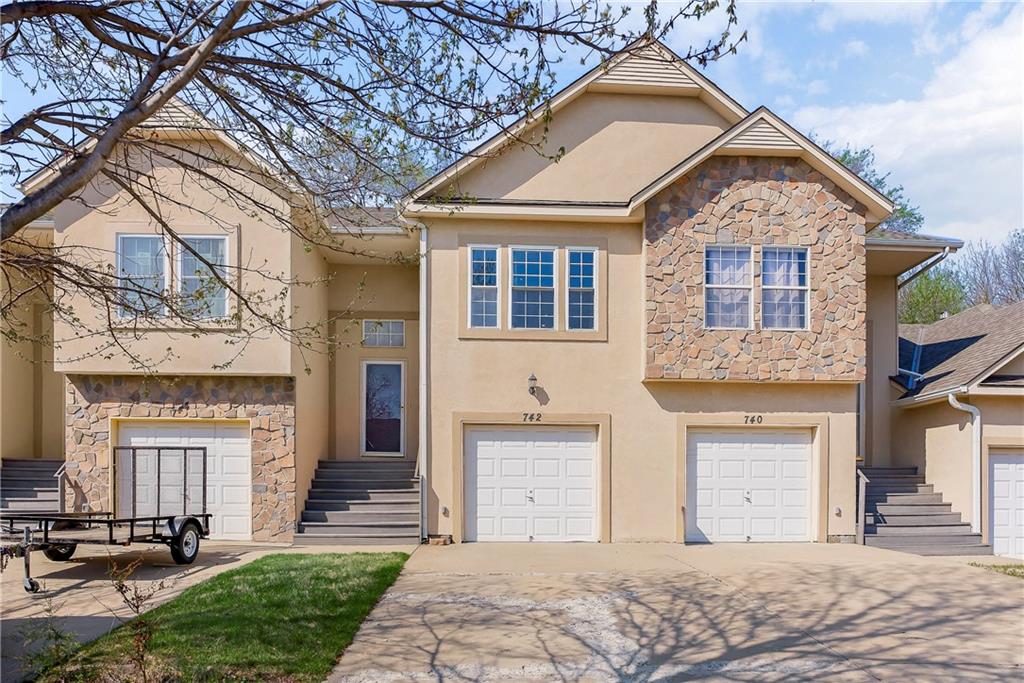 Photo of 742 S WOODSON Lane, Gardner, KS 66030