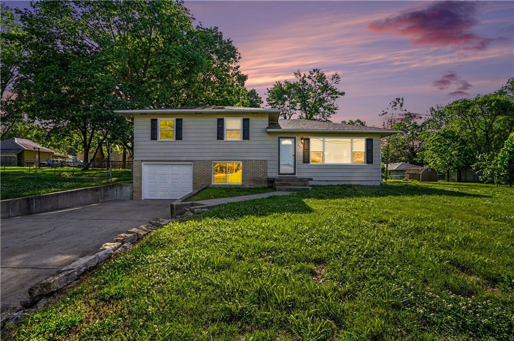 Photo of 305 Hawthorne Street, Smithville, MO 64089
