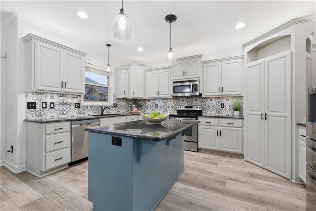 Photo of 313 SW Eagles Ridge Drive, Blue Springs, MO 64014