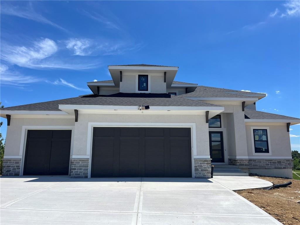 Photo of 517 Bentwater Drive, Raymore, MO 64083