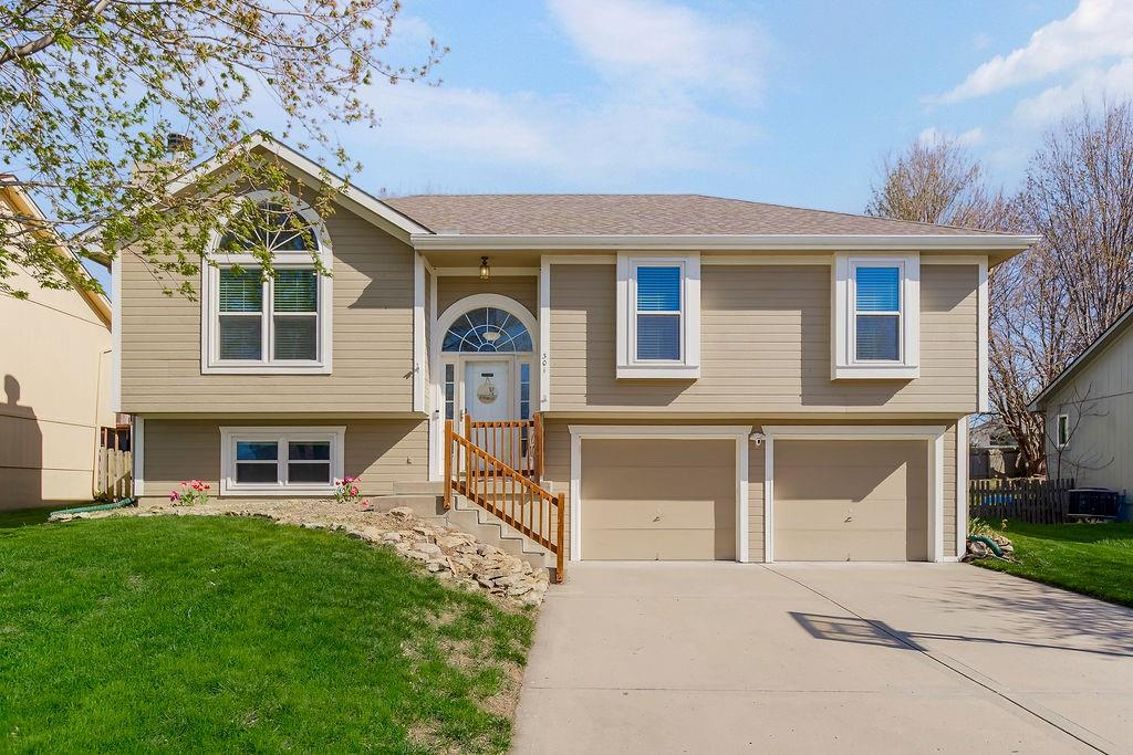 Photo of 301 Porter Drive, Smithville, MO 64089