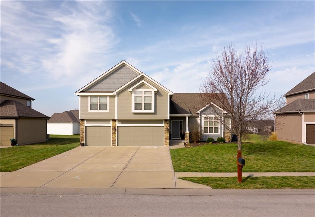 Photo of 17802 Greyhawke Ridge, Smithville, MO 64089