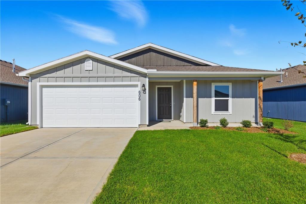 Photo of 621 W Bluebird Street, Gardner, KS 66030