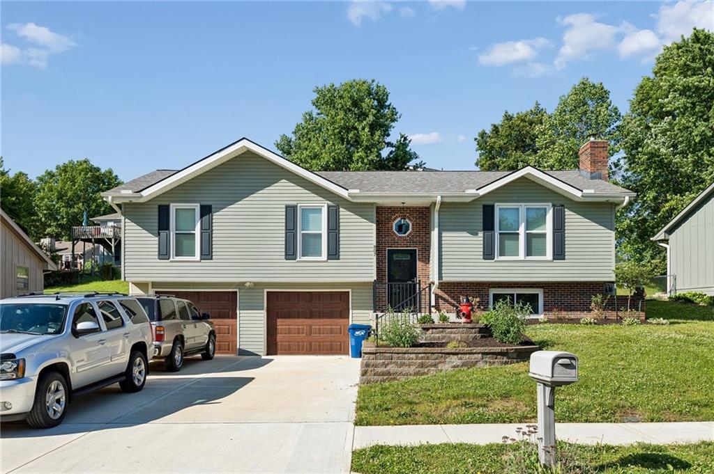 Photo of 807 E Summit Street, Smithville, MO 64089
