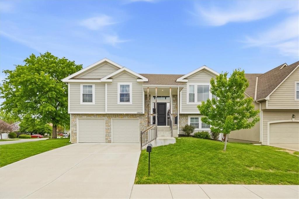 Photo of 12634 Fountain Lake Circle, Grandview, MO 64030