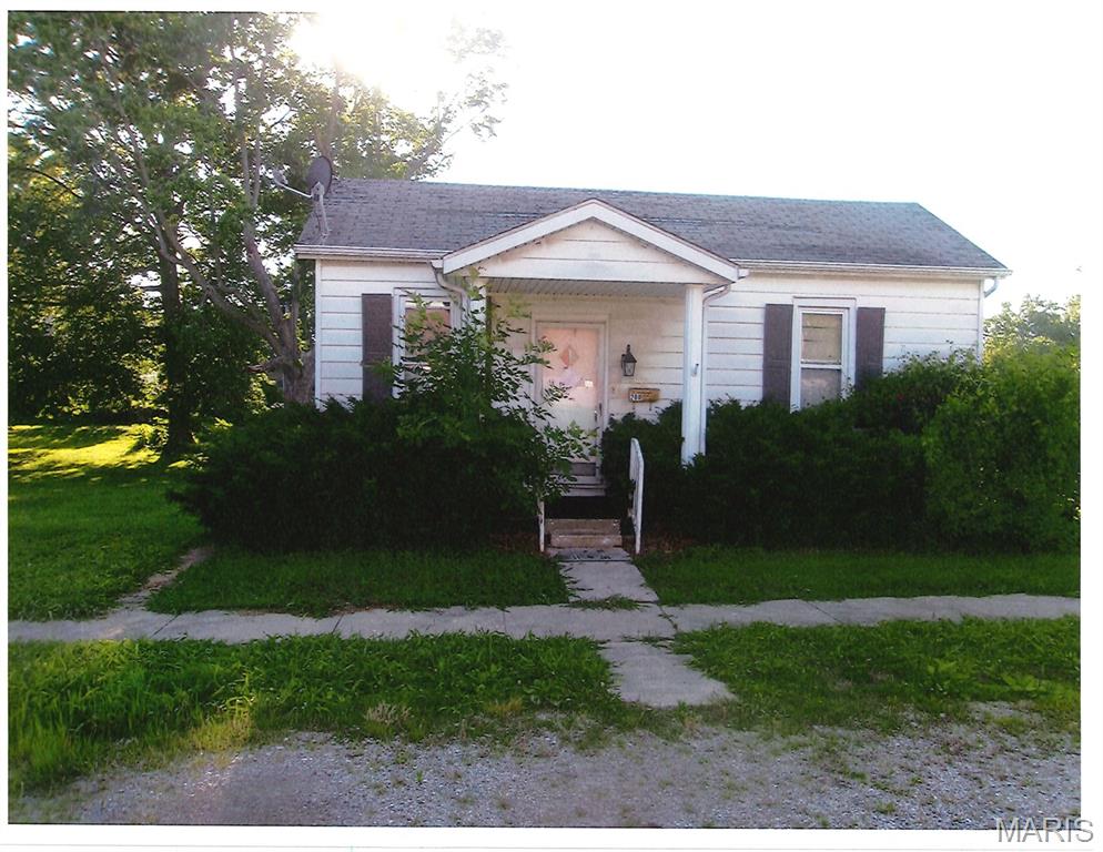 Photo of 200 N Clinton Street, New Athens, IL 62264