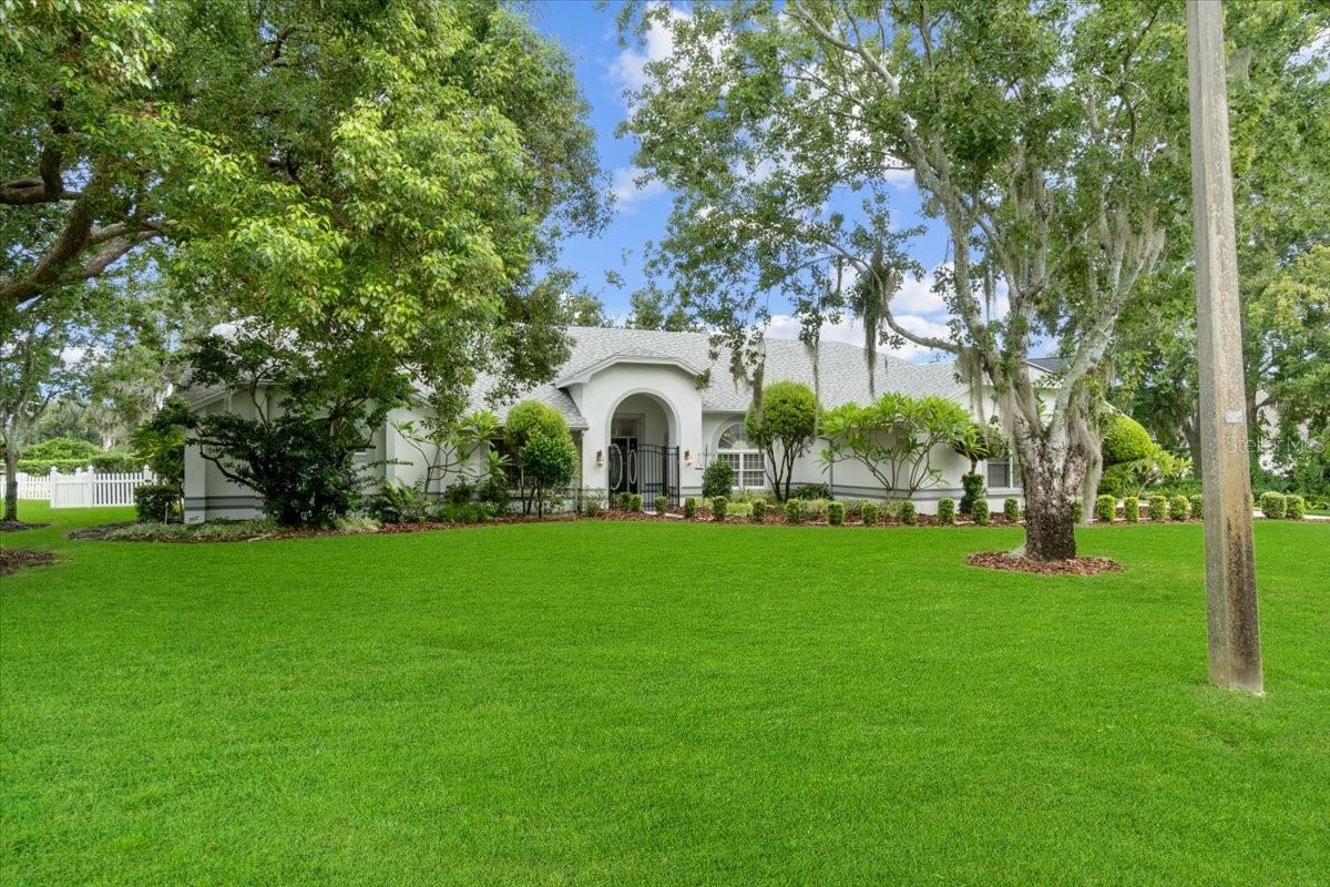 Photo of 725 HERITAGE DRIVE NE, WINTER HAVEN, FL 33881