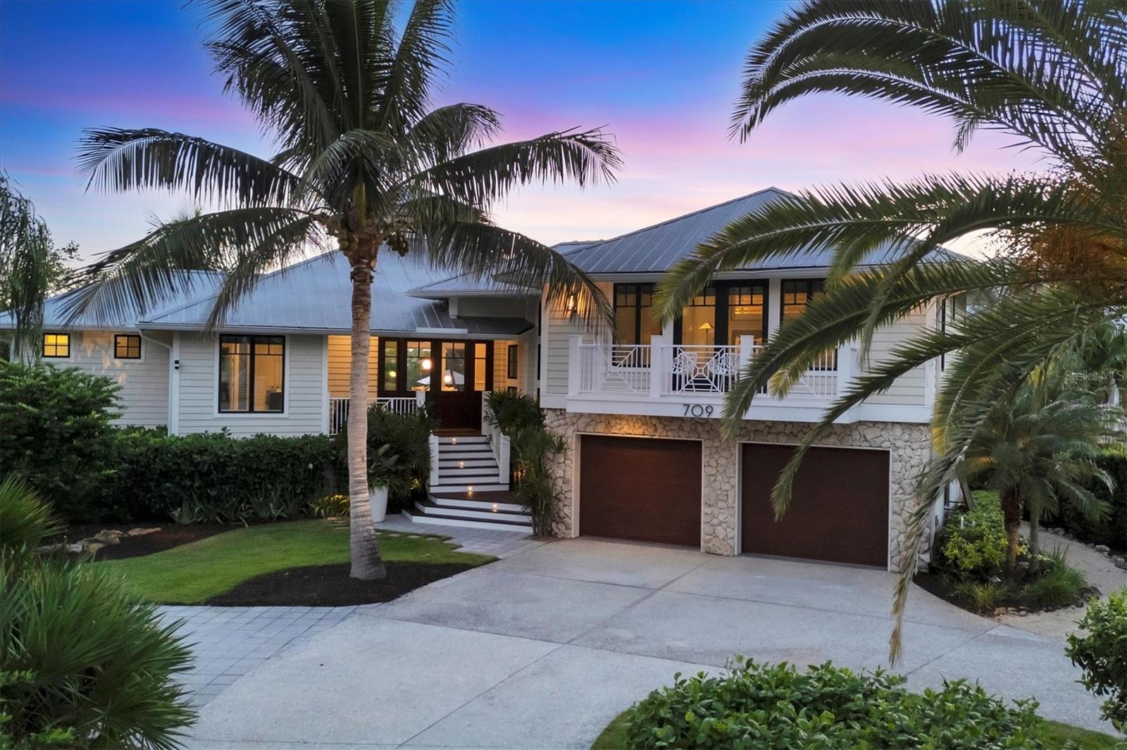 Photo of 709 EAGLE POINT DRIVE, VENICE, FL 34285