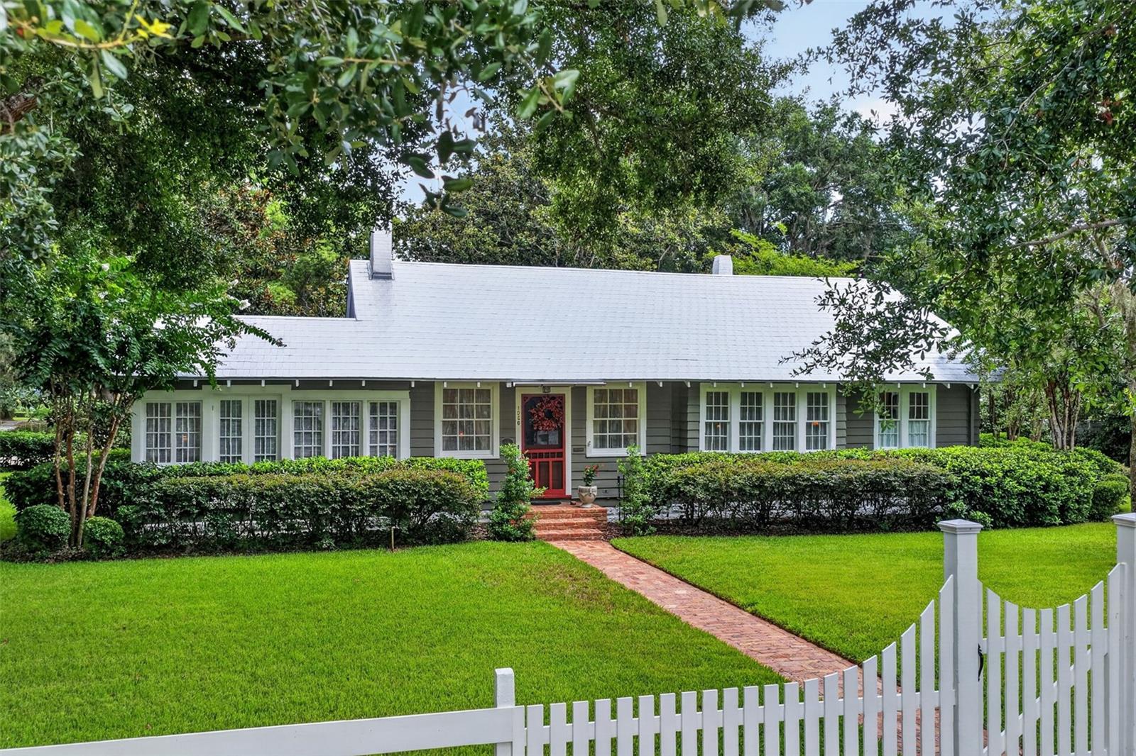 Photo of 1046 N MCDONALD STREET, MOUNT DORA, FL 32757