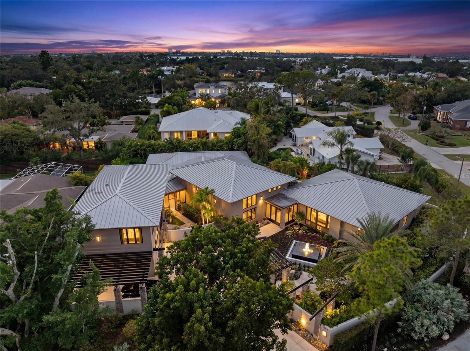 Photo of 1804 N LAKE SHORE DRIVE, SARASOTA, FL 34231