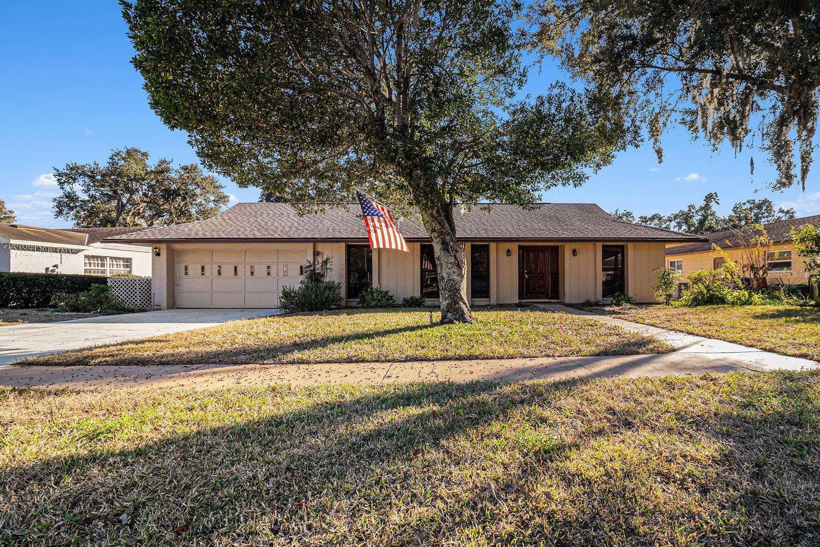 Photo of 607 E LAKESHORE DRIVE, OCOEE, FL 34761