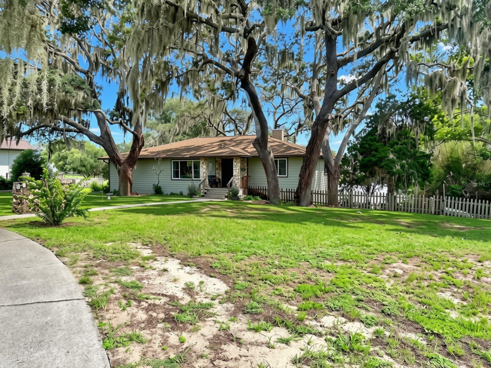 Photo of 10844 POINCIANA DRIVE, CLERMONT, FL 34711