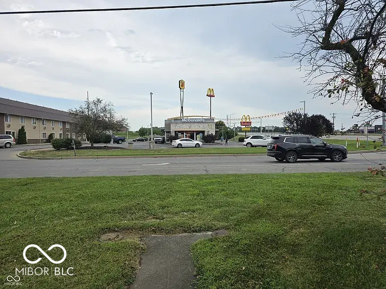 Photo of 13 W Rampart Road, Shelbyville, IN 46176