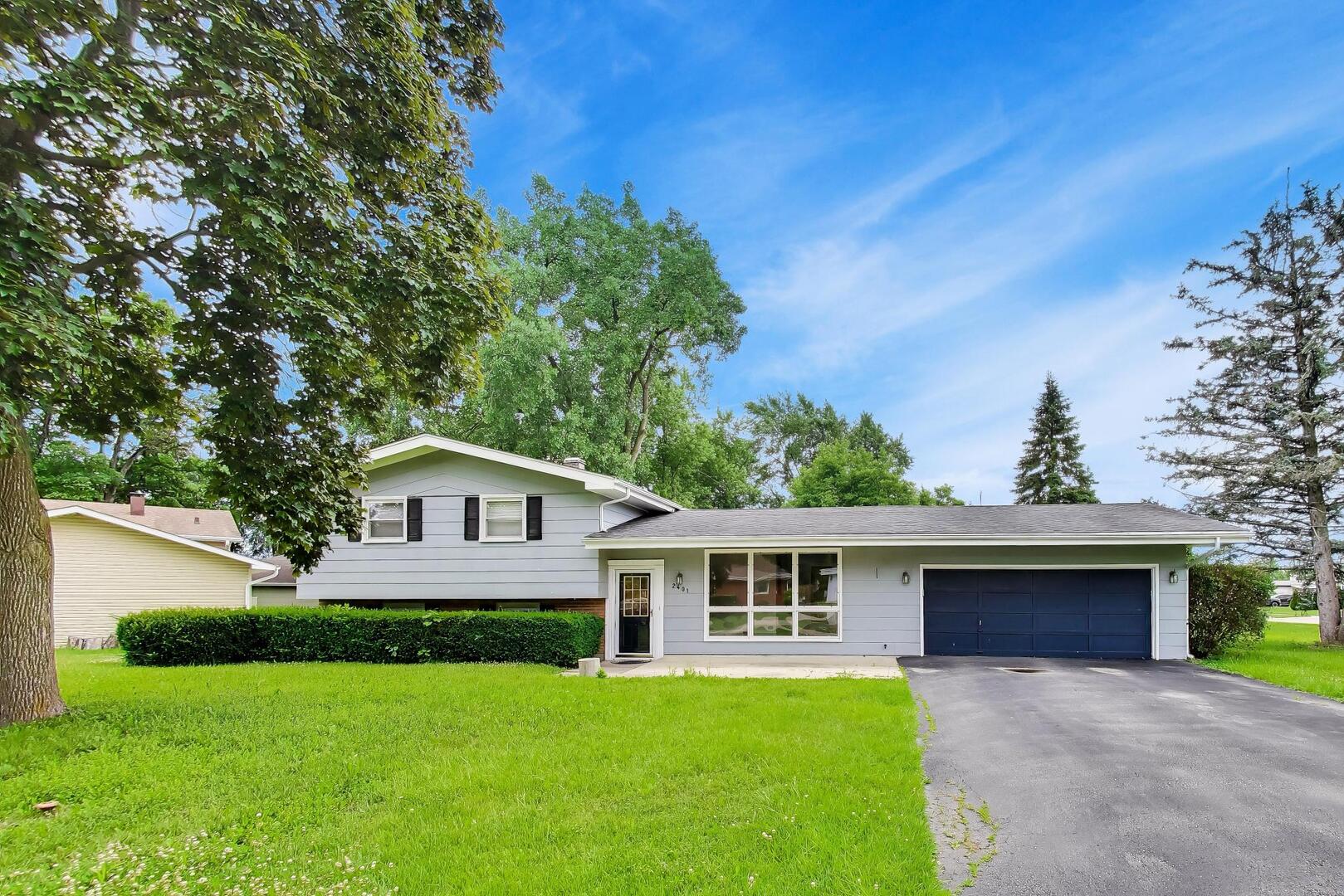 Photo of 2401 E Thornwood Drive, Lindenhurst, IL 60046