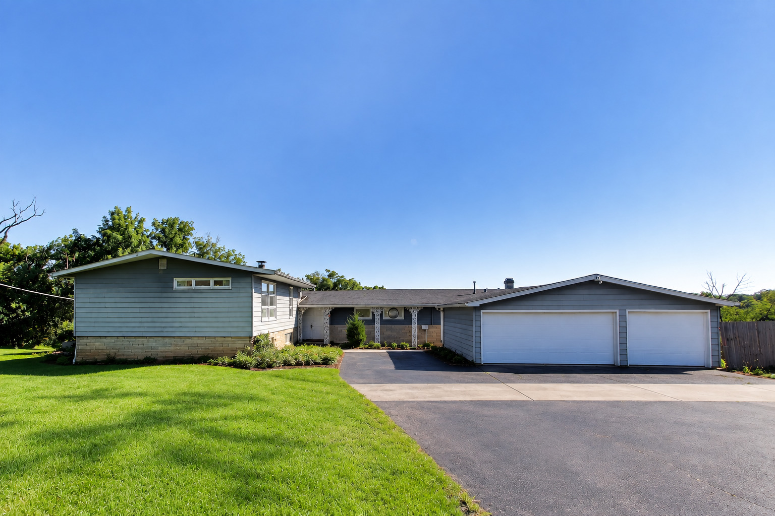 Photo of 24072 W Hawthorne Lane, Antioch, IL 60002