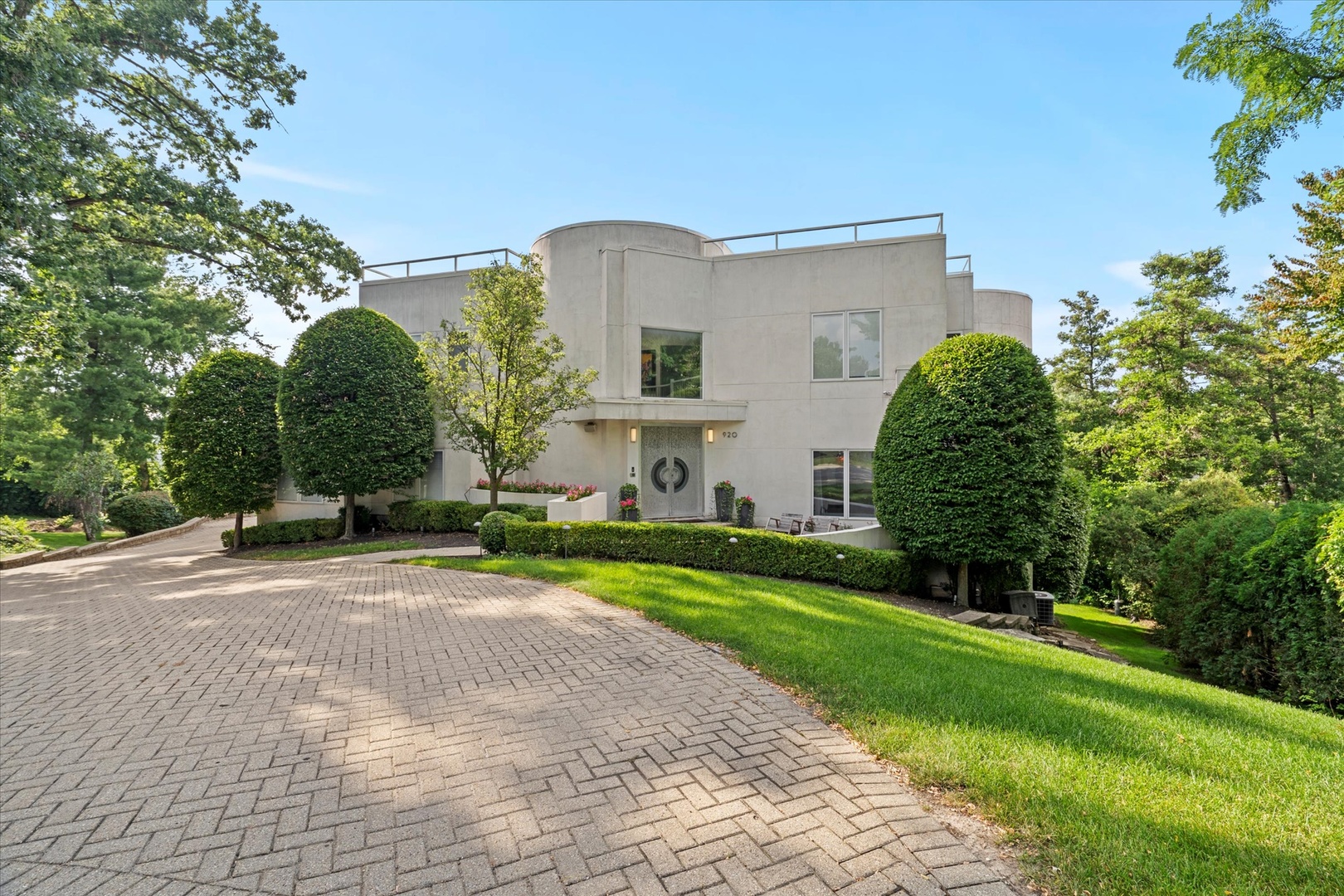 Photo of 920 Saint Stephen's Green, Oak Brook, IL 60523