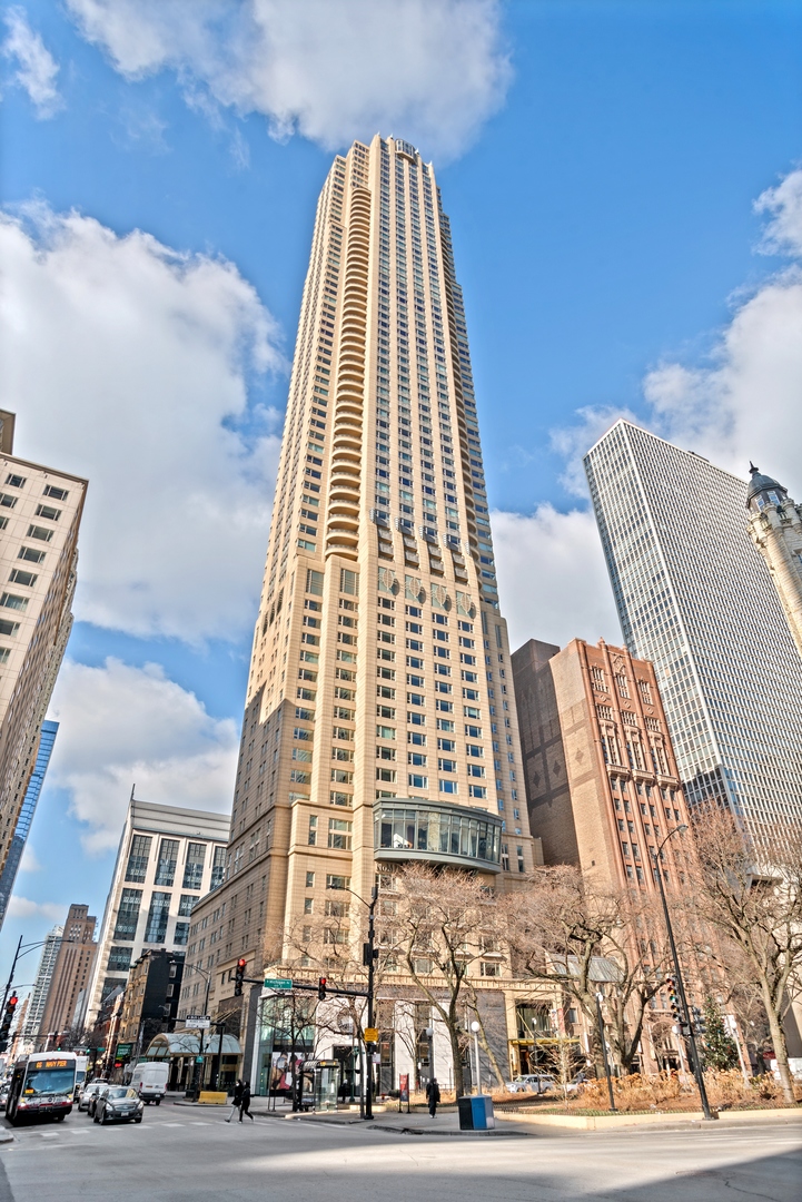 Photo of 800 N Michigan Avenue, Chicago, IL 60611