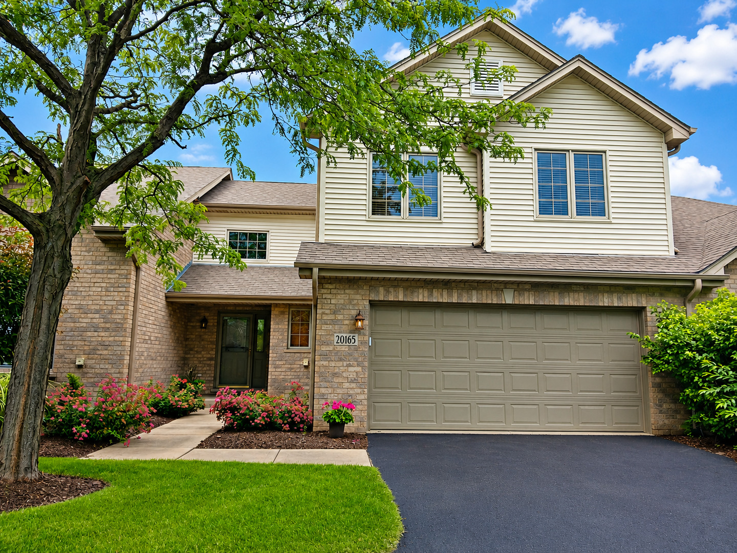 Photo of 20165 Crystal Lake Way, Frankfort, IL 60423