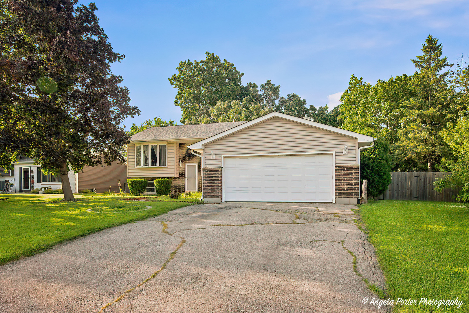 Photo of 2494 FOREST VIEW Road, Lindenhurst, IL 60046