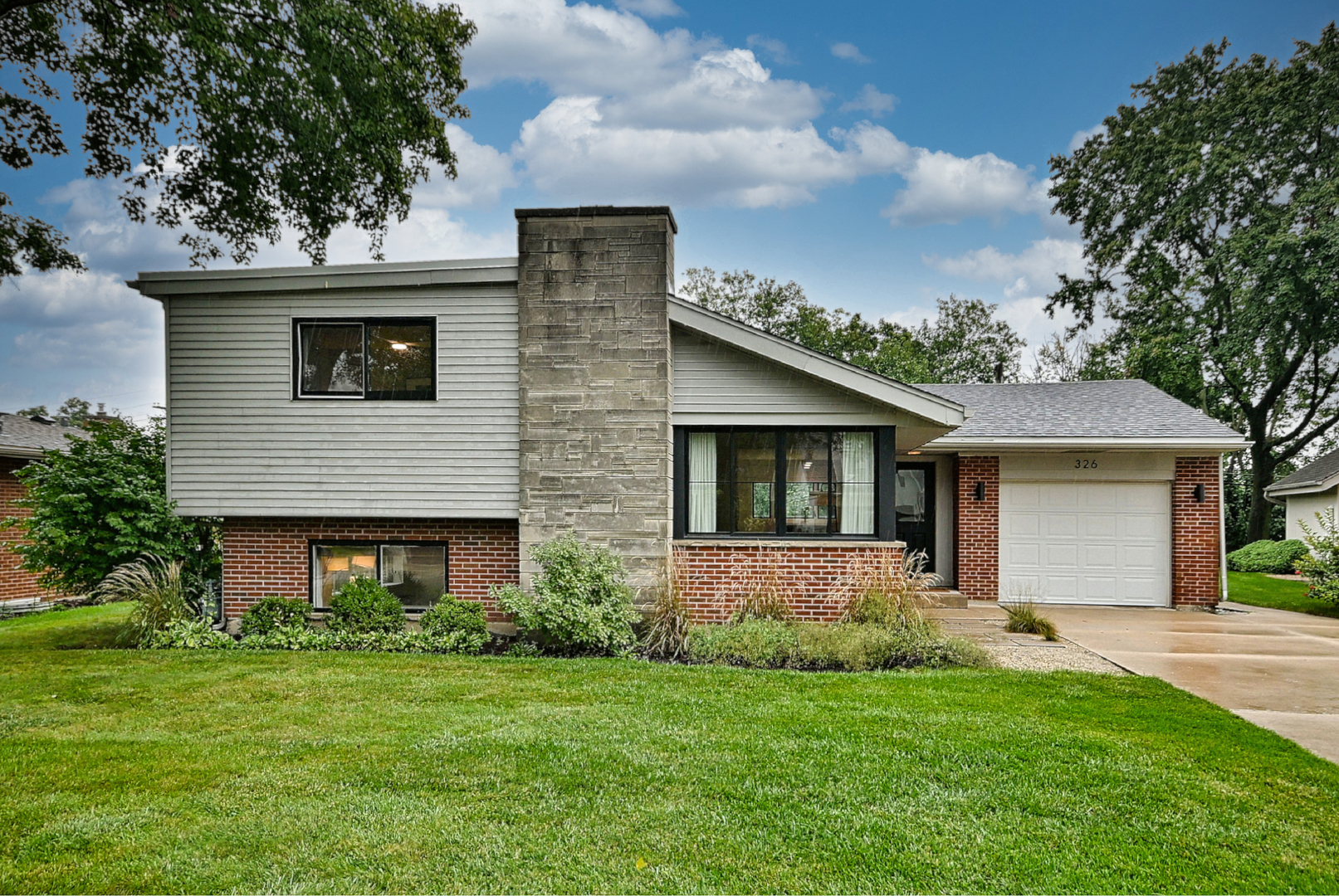 Photo of 326 E Huntington Lane, Elmhurst, IL 60126