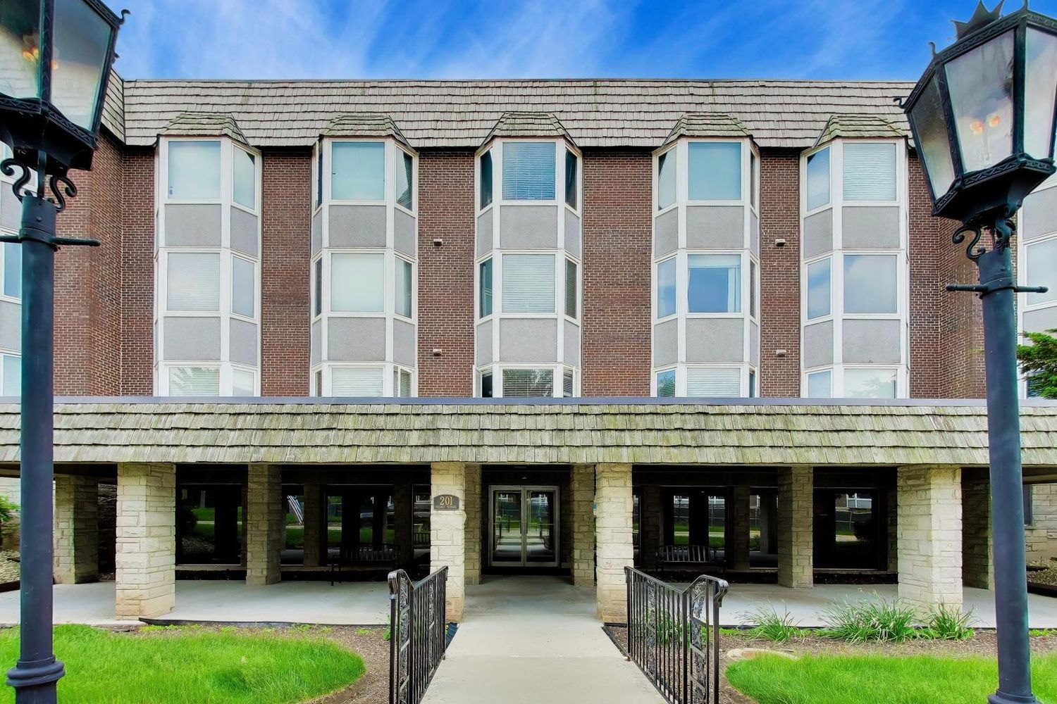Photo of 201 THAMES Parkway, Park Ridge, IL 60068