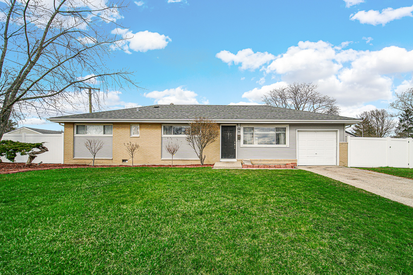 Photo of 310 Maricopa Lane, Hoffman Estates, IL 60169