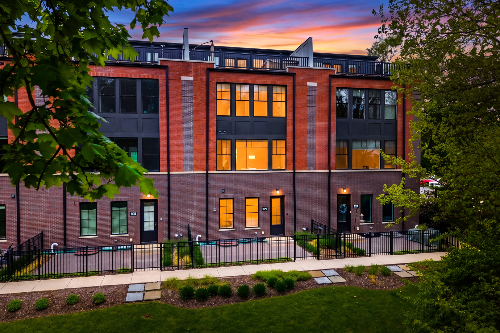 Photo of 924 E Chicago Avenue, Naperville, IL 60540