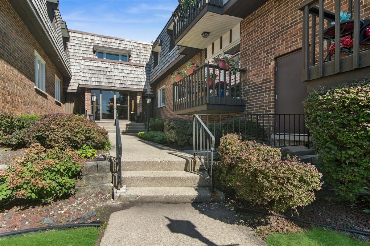 Photo of 2300 W Talcott Road, Park Ridge, IL 60068