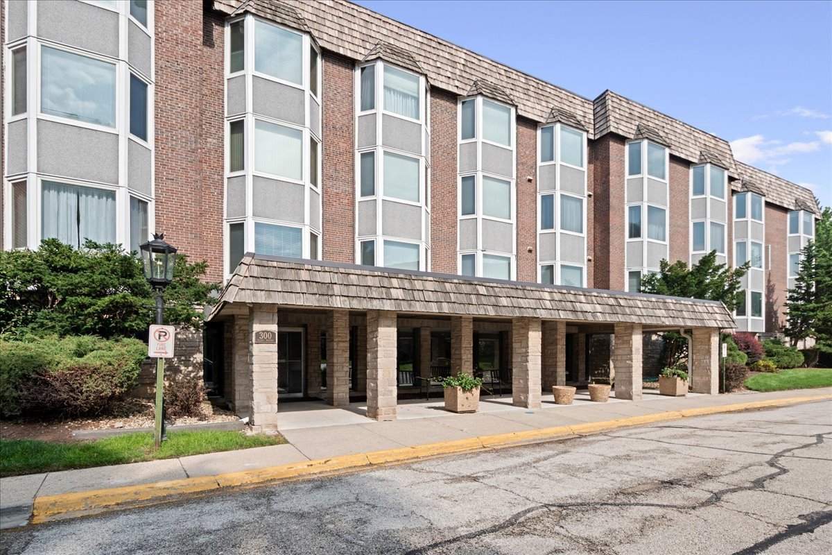 Photo of 300 THAMES Parkway, Park Ridge, IL 60068