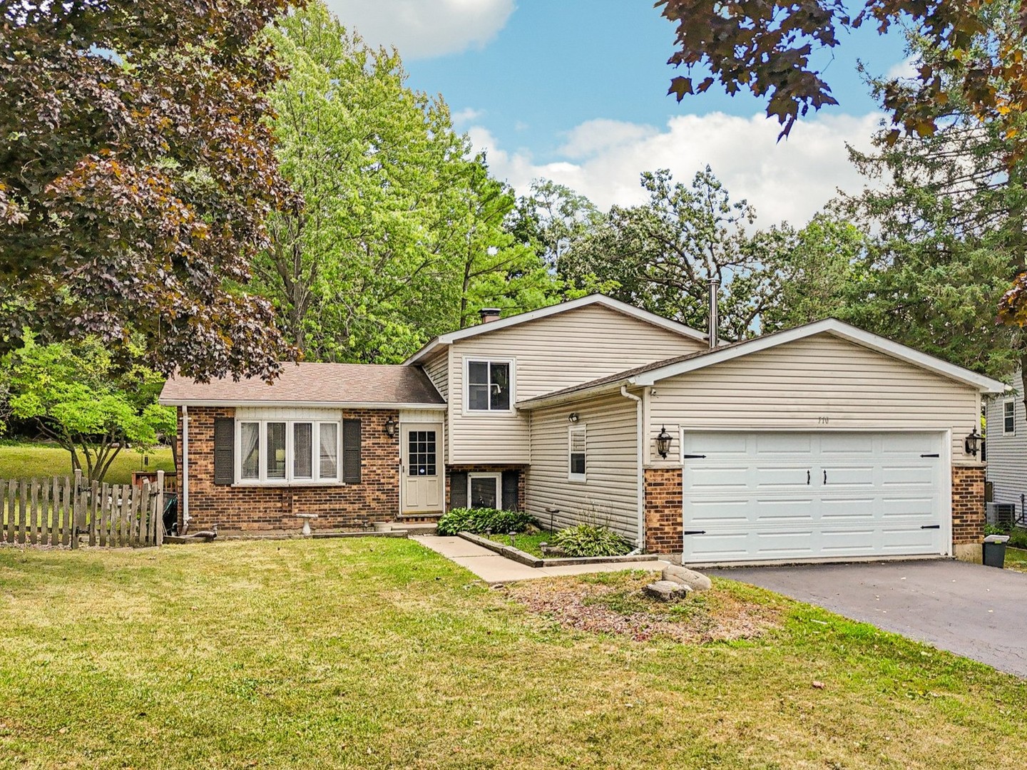 Photo of 710 Greenbriar Lane, Lindenhurst, IL 60046