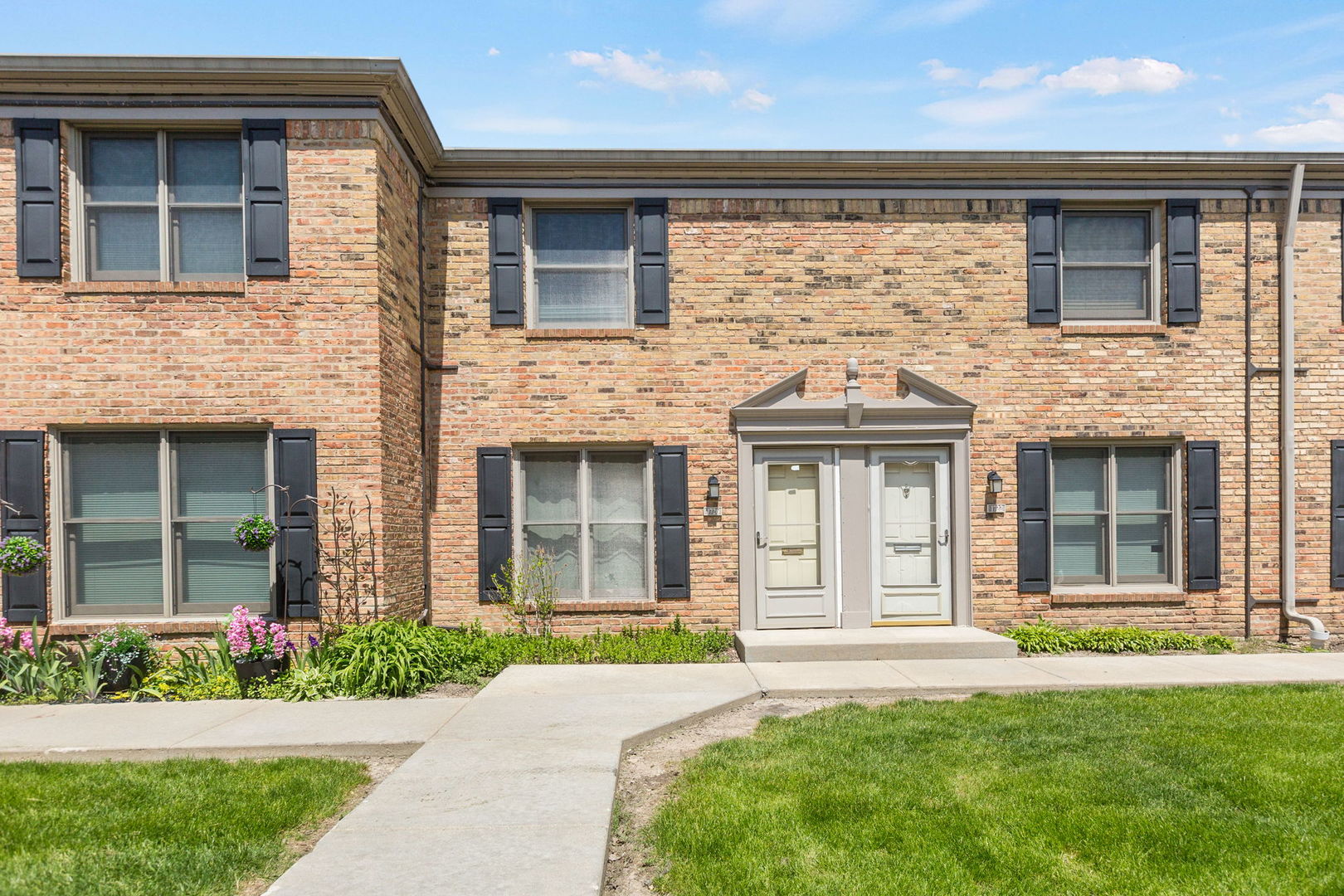 Photo of 1726 Sessions Walk, Hoffman Estates, IL 60169