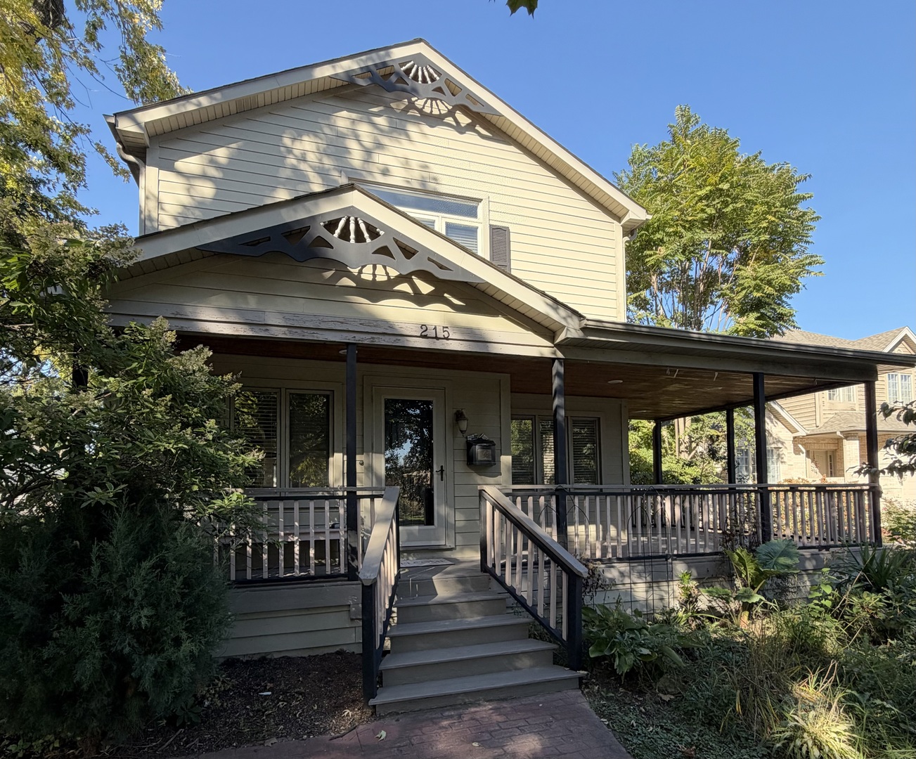 Photo of 215 E Grantley Avenue, Elmhurst, IL 60126
