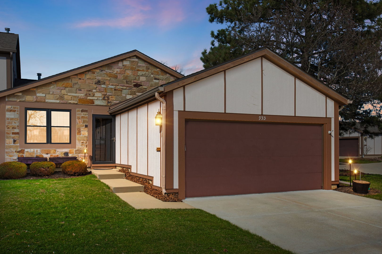 Photo of 933 Wheaton Oaks Drive, Wheaton, IL 60187