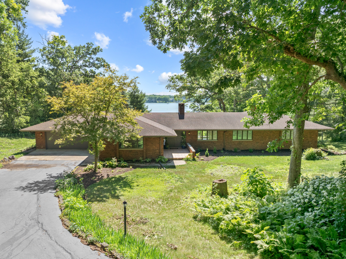 Photo of 39081 N Sheridan Road, Antioch, IL 60002