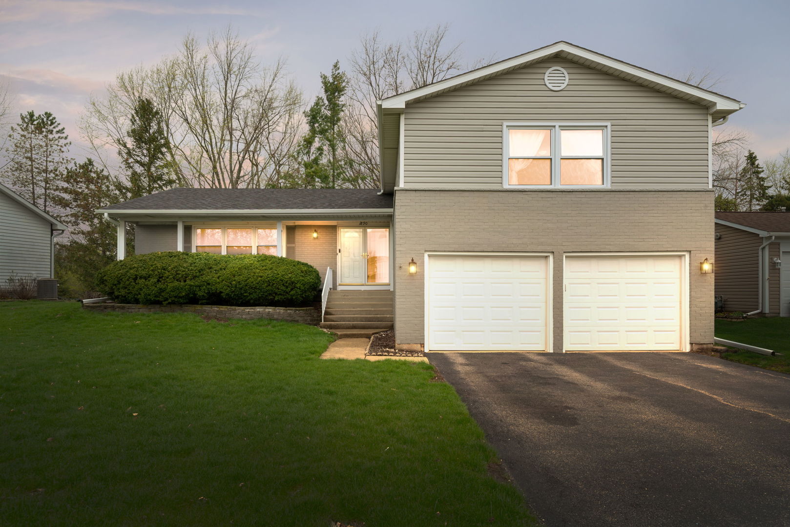 Photo of 1890 Shorewood Drive W, Hoffman Estates, IL 60192
