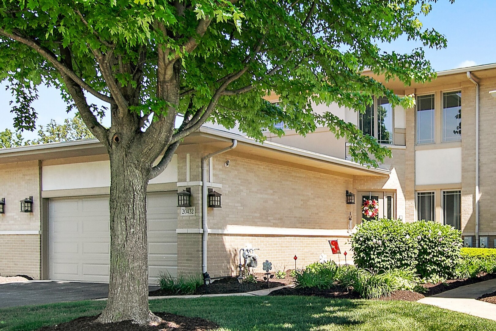 Photo of 20432 Fallingwater Circle, Frankfort, IL 60423