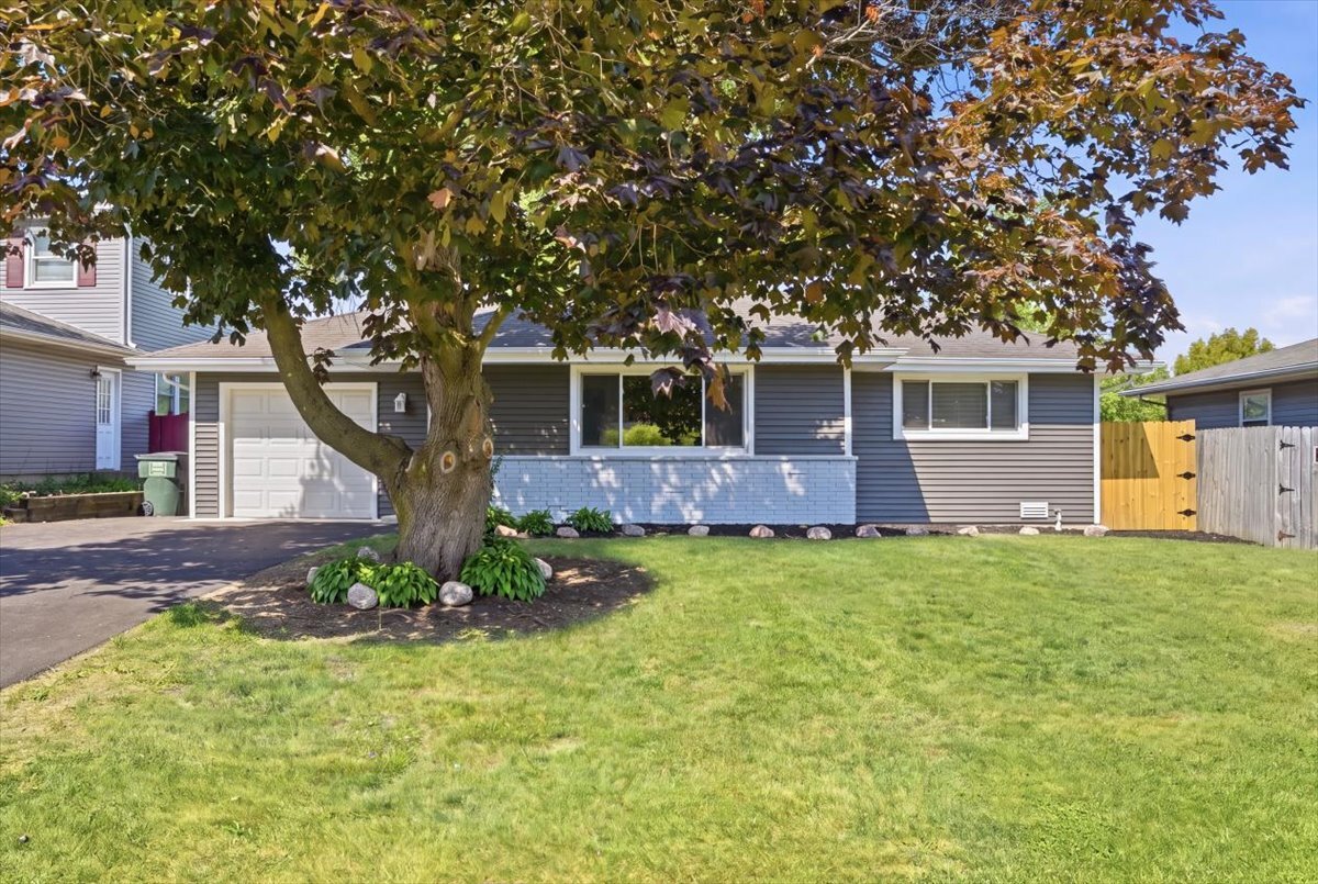 Photo of 412 S Thornwood Drive, Lindenhurst, IL 60046