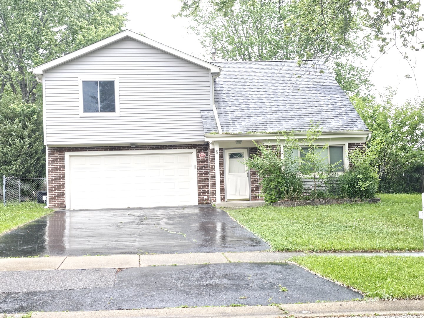 Photo of 571 White Birch Road, Lindenhurst, IL 60046