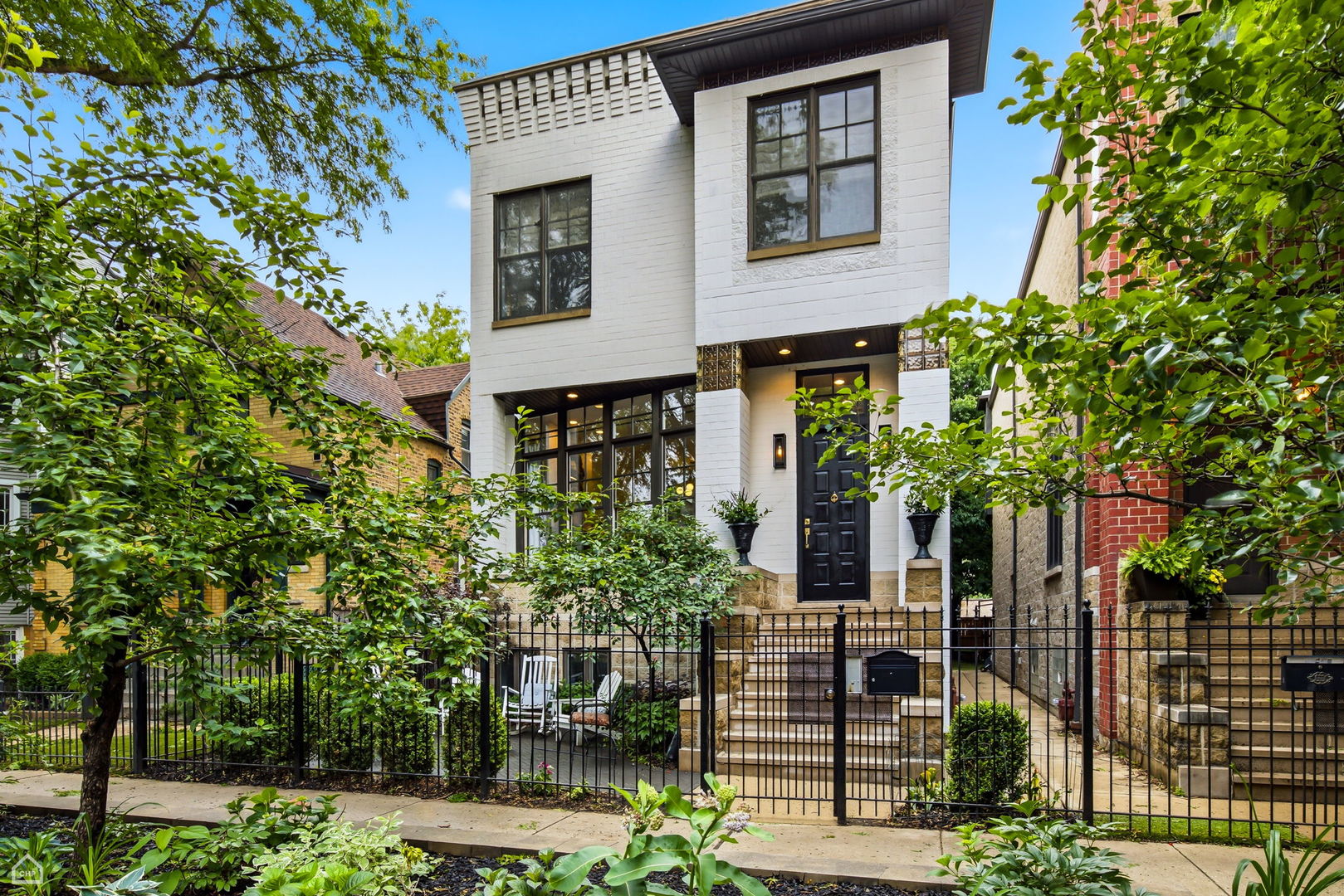 Photo of 1310 W Roscoe Street, Chicago, IL 60657