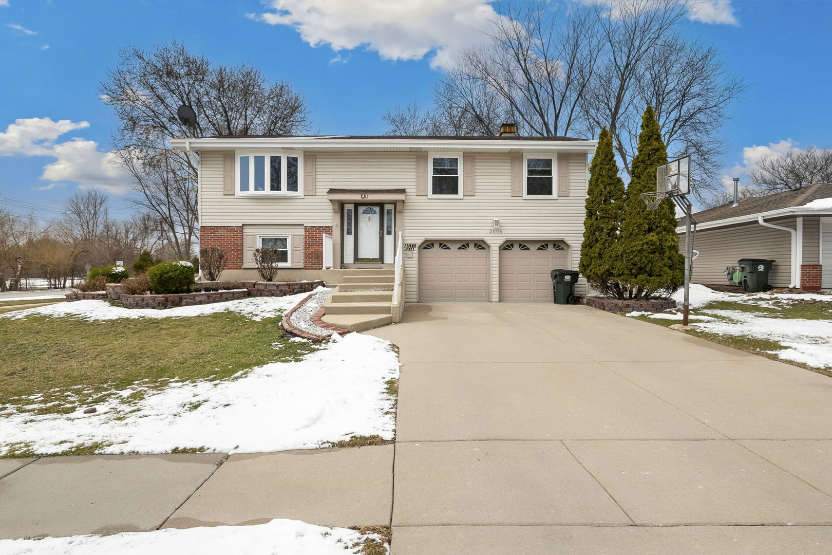 Photo of 2004 E Parkview Circle, Hoffman Estates, IL 60169