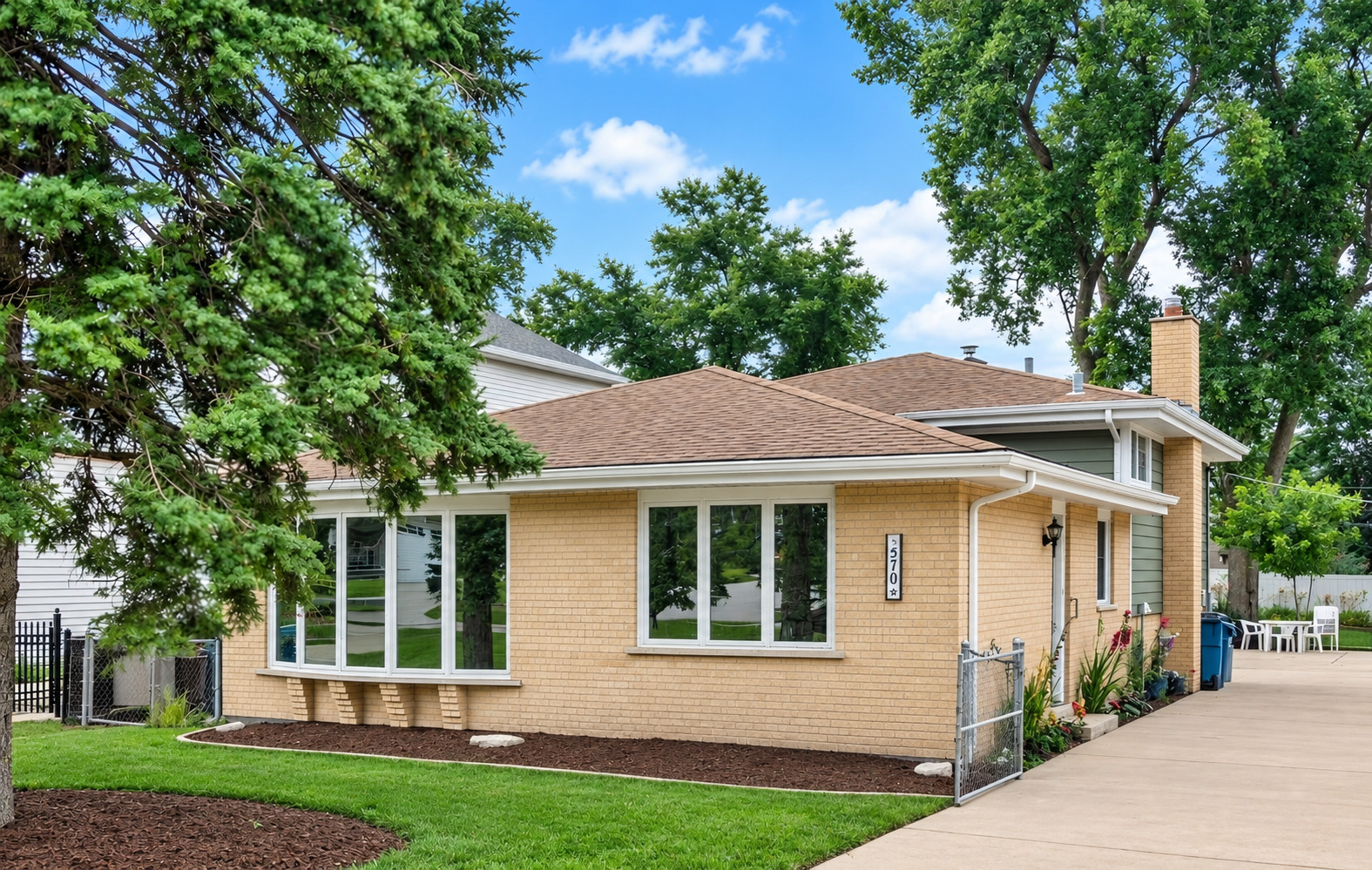 Photo of 570 W Crockett Avenue, Elmhurst, IL 60126