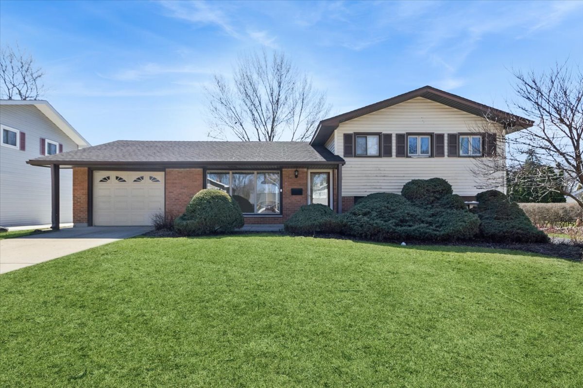 Photo of 465 W Newport Road, Hoffman Estates, IL 60169