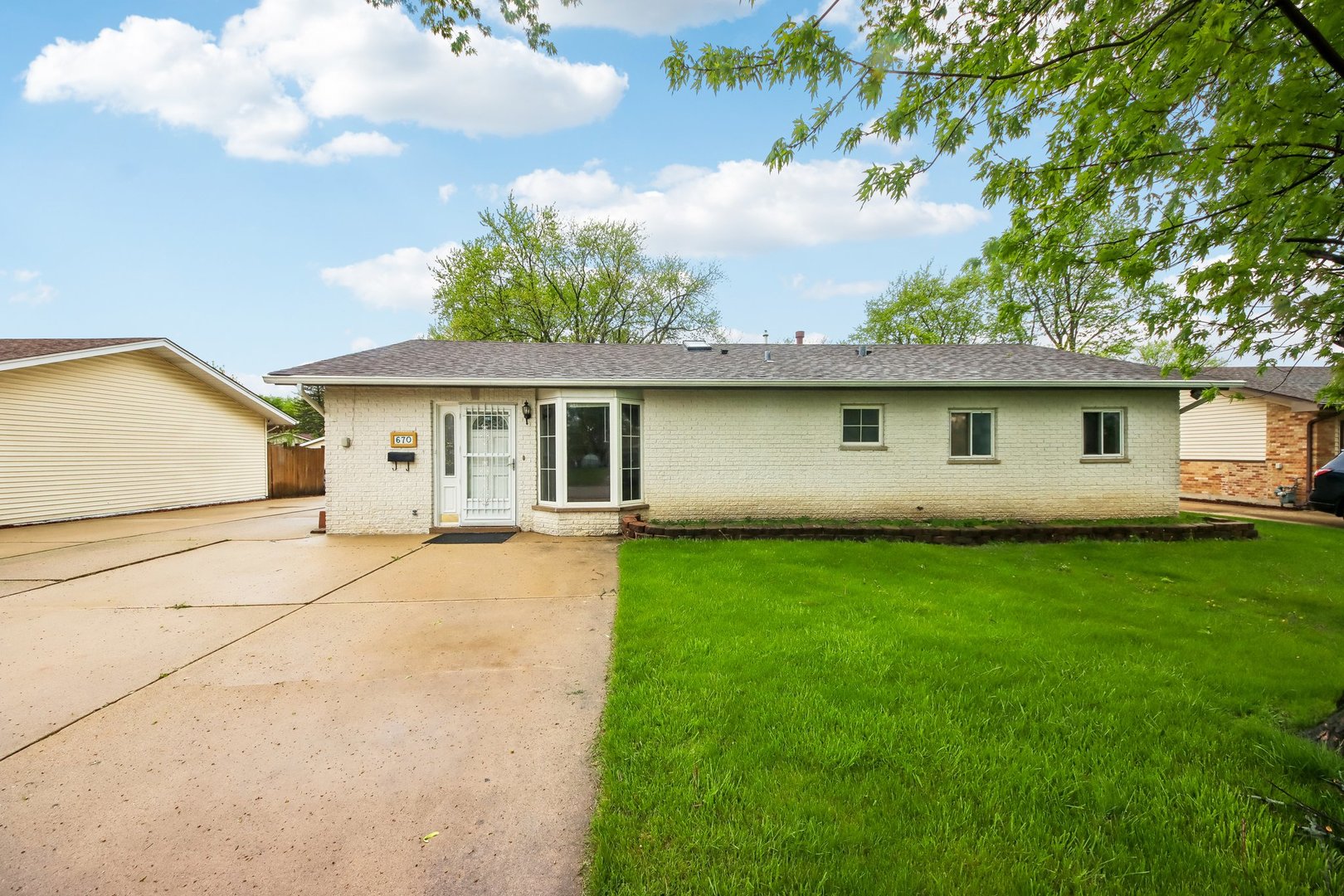 Photo of 670 Lakeview Lane, Hoffman Estates, IL 60169