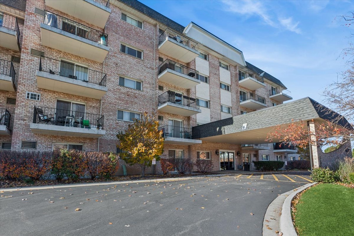 Photo of 1000 S Lorraine Road, Wheaton, IL 60189