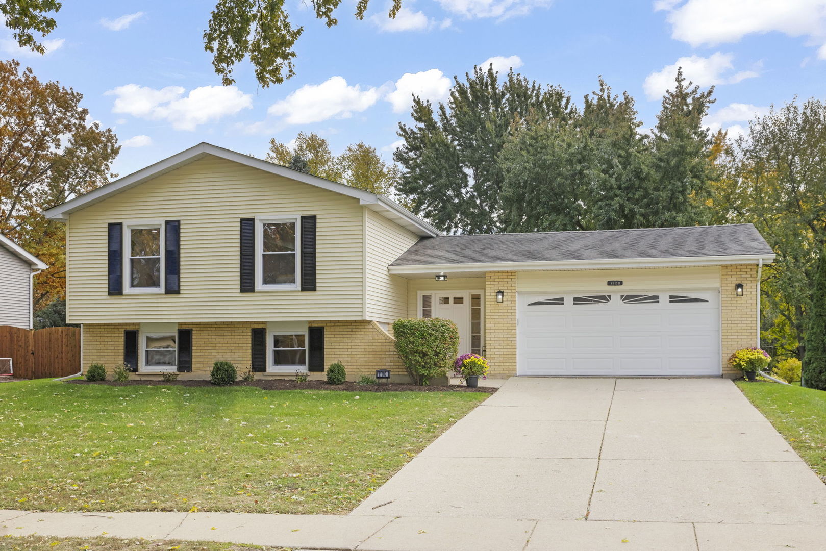 Photo of 1100 Brentwood Lane, Wheaton, IL 60189